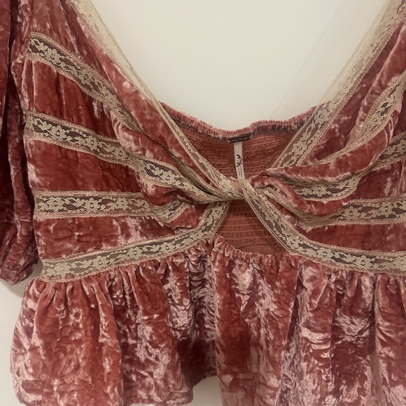Free People Velvet Puff Sleeve Blouse in Rose‎ : boho - Picture 2 of 6